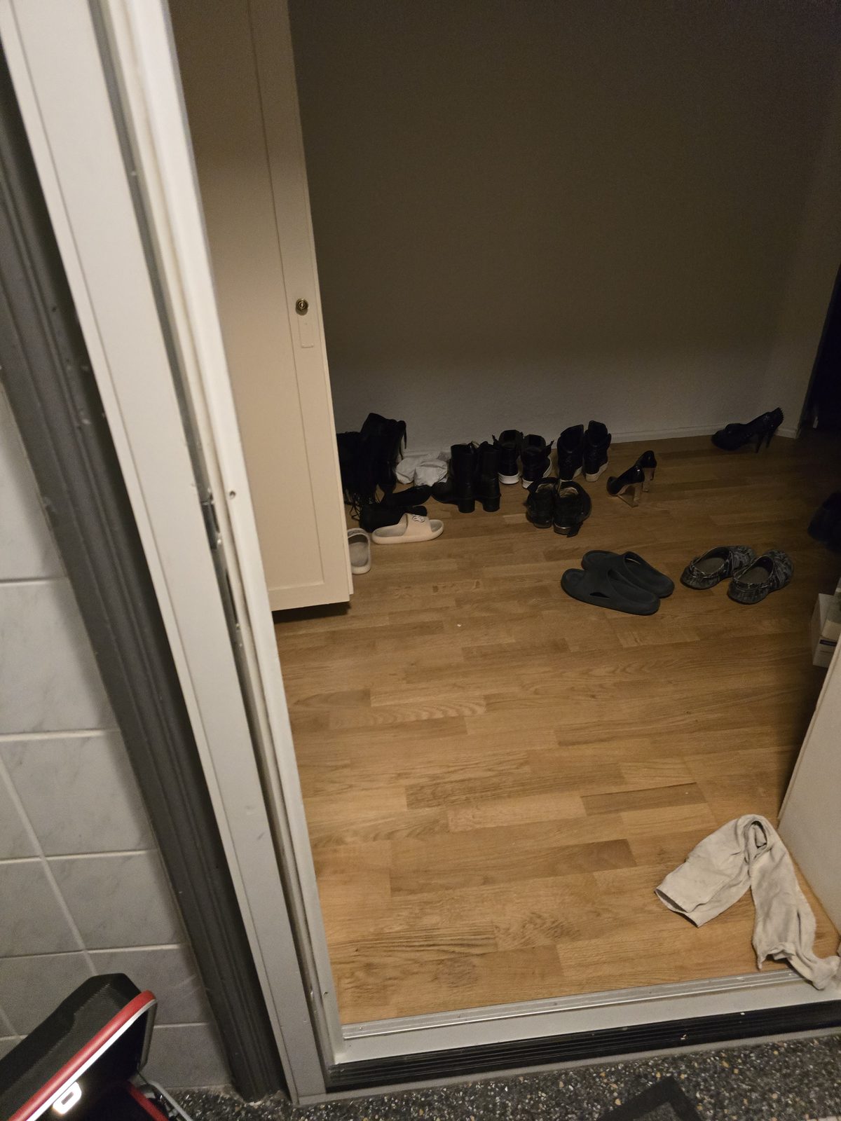 Geöffnete zugefallene Wohnungstür in Hannover-Döhren