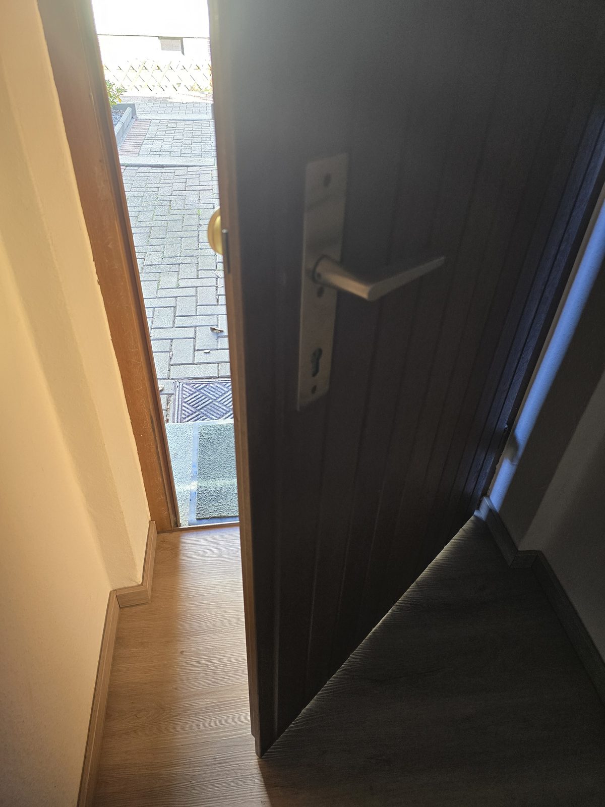 Geöffnete Haustür aus Holz in Ronnenberg